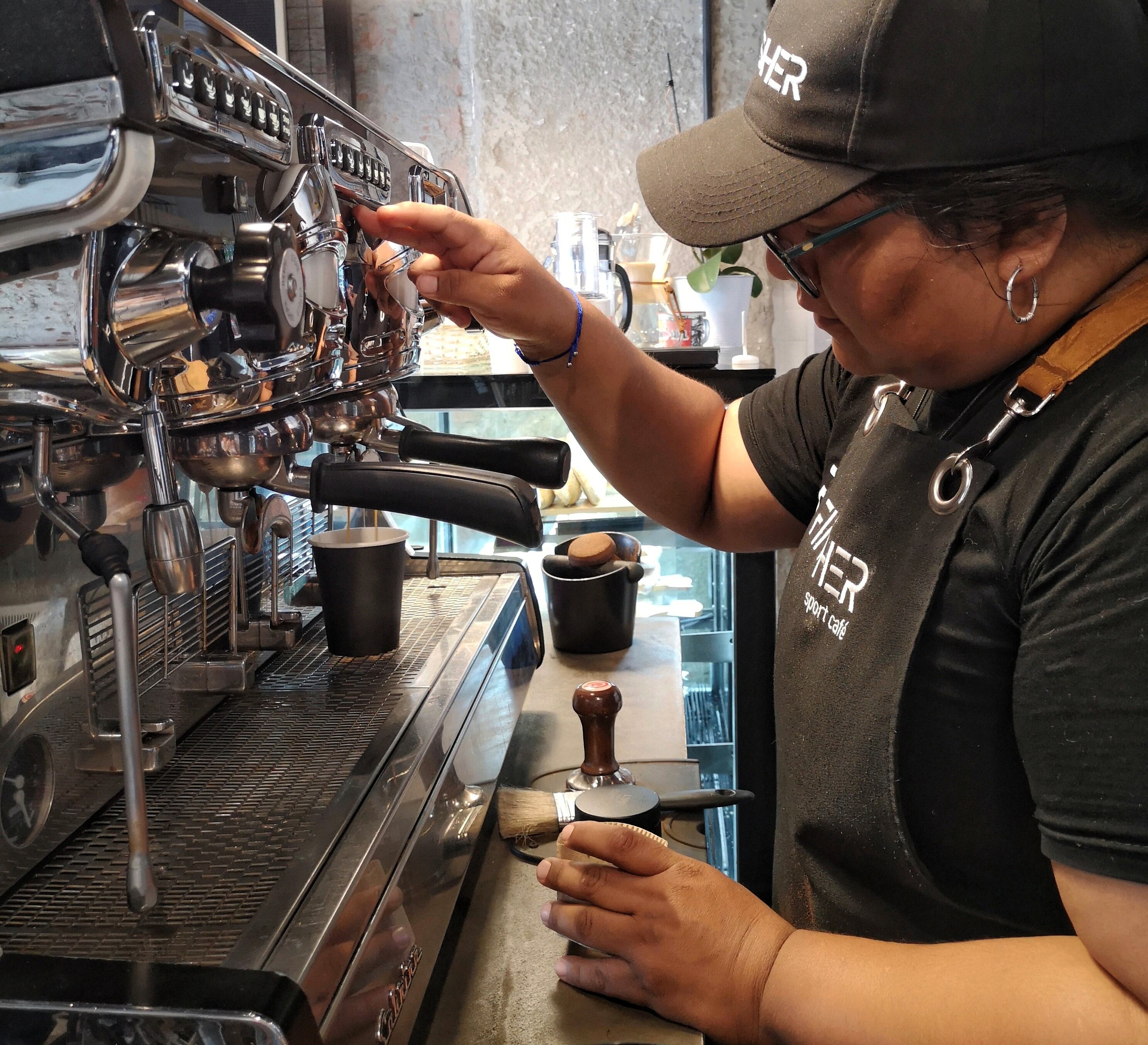 Barista Rosa Caballero a cargo de las bebidas en Finisher Sport Café. (Foto: Norka Peralta)