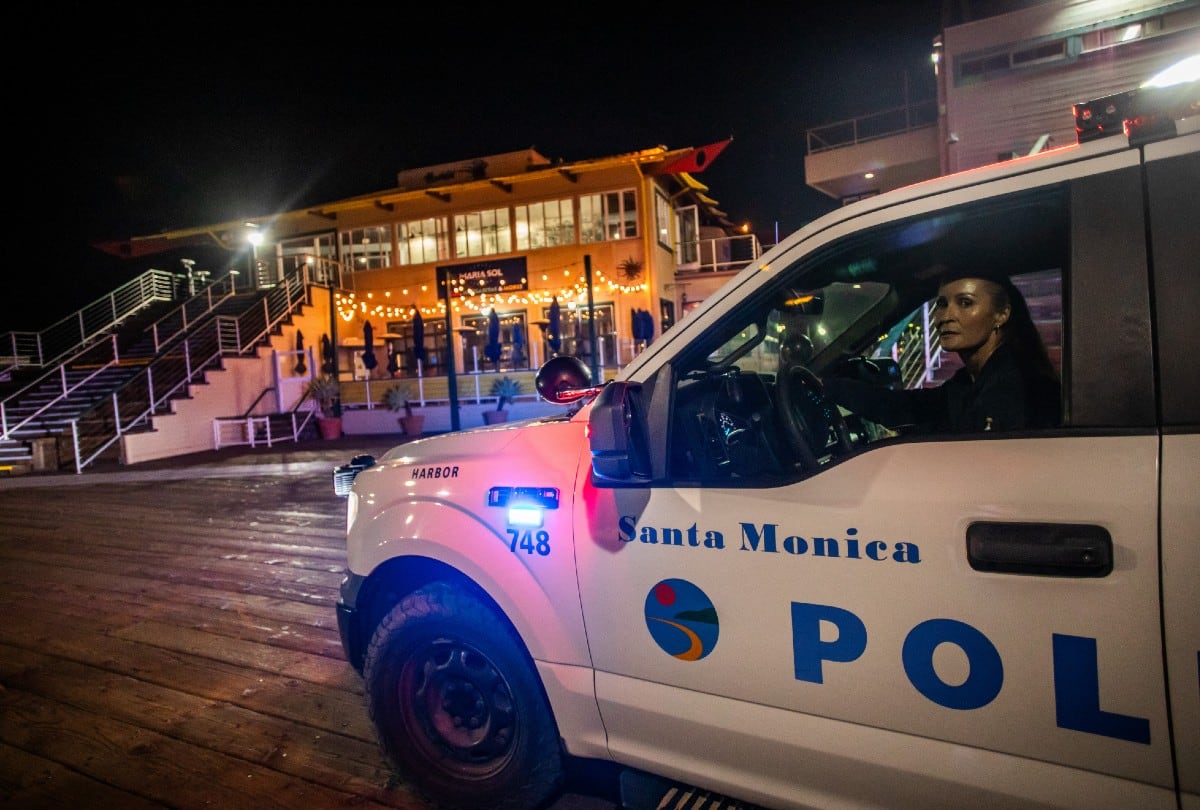 Autoridades advirtieron que, aunque las olas no eran gigantescas, la marea alta y la fuerza continua del mar representaban un peligro. | Crédito: AFP