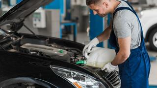 Un mecánico revela el peligro de llenar demasiado el tanque de gasolina de tu auto