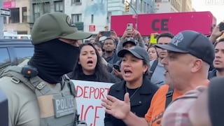 El tenso momento en que manifestantes rodearon a agentes de ICE durante una redada contra vendedores ambulantes en Nueva York