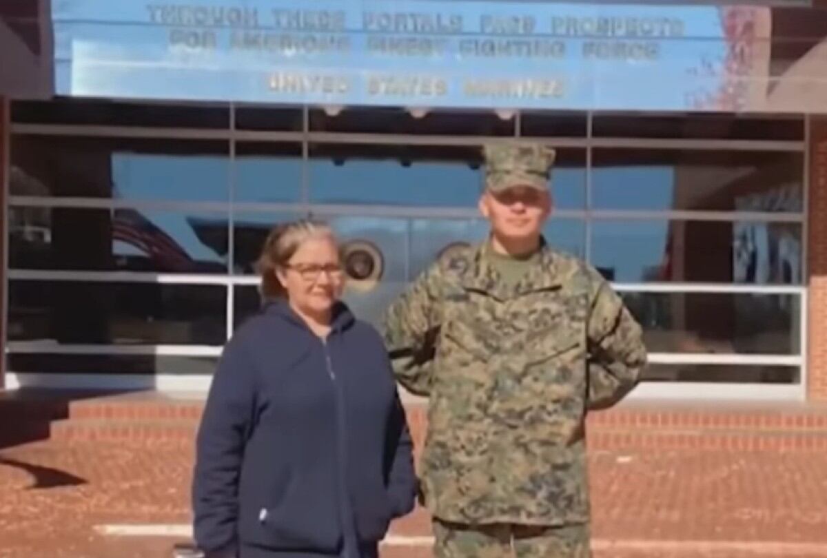 José Manuel Vilchis, infante de Marina de EE.UU., pide que liberen a su madre, María Úrsula Valle, quien fue detenida pese a su proceso migratorio. | Crédito: YouTube Noticias Telemundo