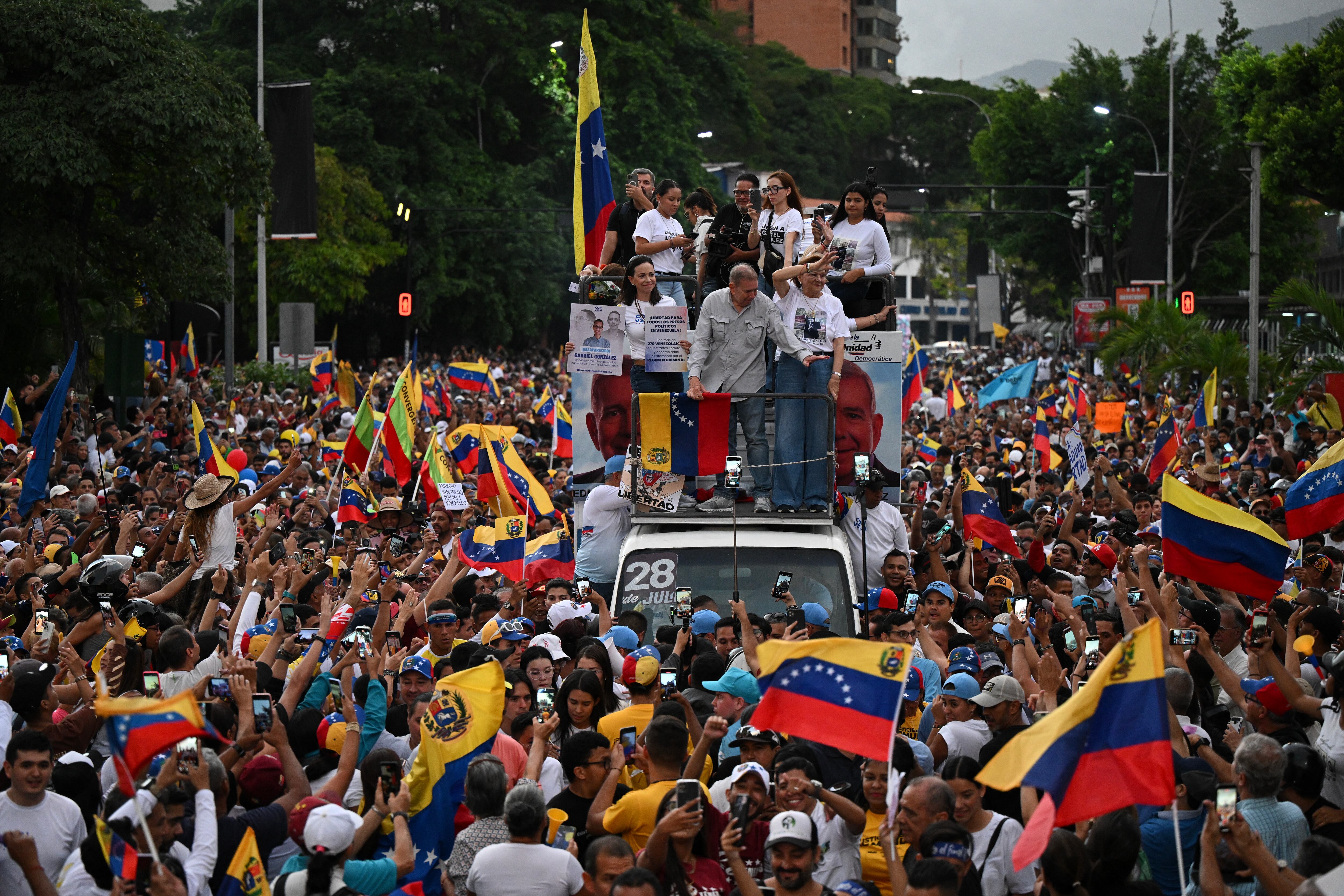 Por primera vez desde 1999, en Venezuela prima la convicción –apoyada en diversas encuestas– de que la oposición liderada por Edmundo González Urrutia y María Corina Machado tiene posibilidades reales de vencer al chavismo. (Foto: AFP)