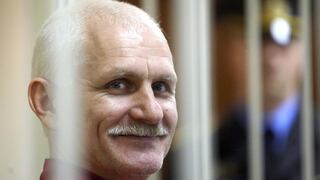 Premio Nobel de la Paz, Alés Bialiatski, es condenado a 10 años de prisión en Bielorrusa