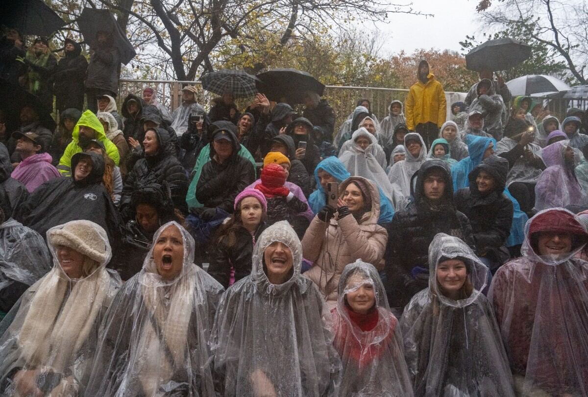 Los meteorólogos siguen evaluando el clima del desfile ante posibles cambios en el patrón de tormentas. | Crédito: David Dee Delgado / AFP