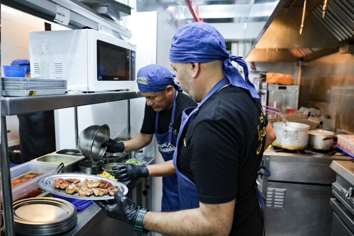 Equipo de cocina en Locos x el Asado.