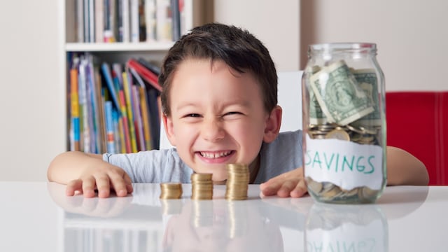 ¿Tu hijo conoce el valor del dinero? La edad ideal para enseñarle a ahorrar y que construya su futuro