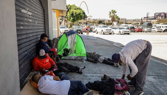 Presuntos consumidores de droga permanecen en una calle el 26 de julio de 2023, en Tijuana, México. (Foto de Joebeth Terriquez / EFE)