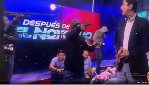 Ecuador: hombres armados con fusiles y granadas irrumpen en directo en TC Televisión de Guayaquil. (Captura de video).