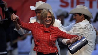 Michelle Bachelet y Evelyn Matthei terminaron bailando en sus respectivos cierres de campaña [FOTOS]