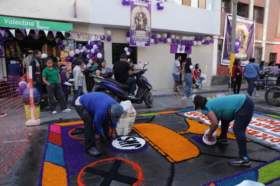 Los fieles prepararon sábanas de flores para homenajear al Cristo Moreno durante su recorrido procesional. (Foto: Julio Reaño / @photo.gec)