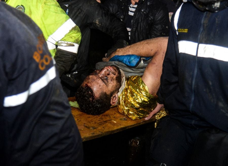 El futbolista Helio Neto rescatado tras el accidente aéreo en el Cerro Gordo de Antioquia. (Photo by Raul ARBOLEDA / STR / AFP)