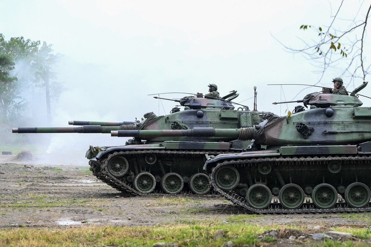 Soldados del ejército operan tanques M-60A3 de fabricación estadounidense durante un ejercicio antiinfiltración en Taitung, Taiwán, el 31 de enero de 2024. (Foto de Sam Yeh / AFP)