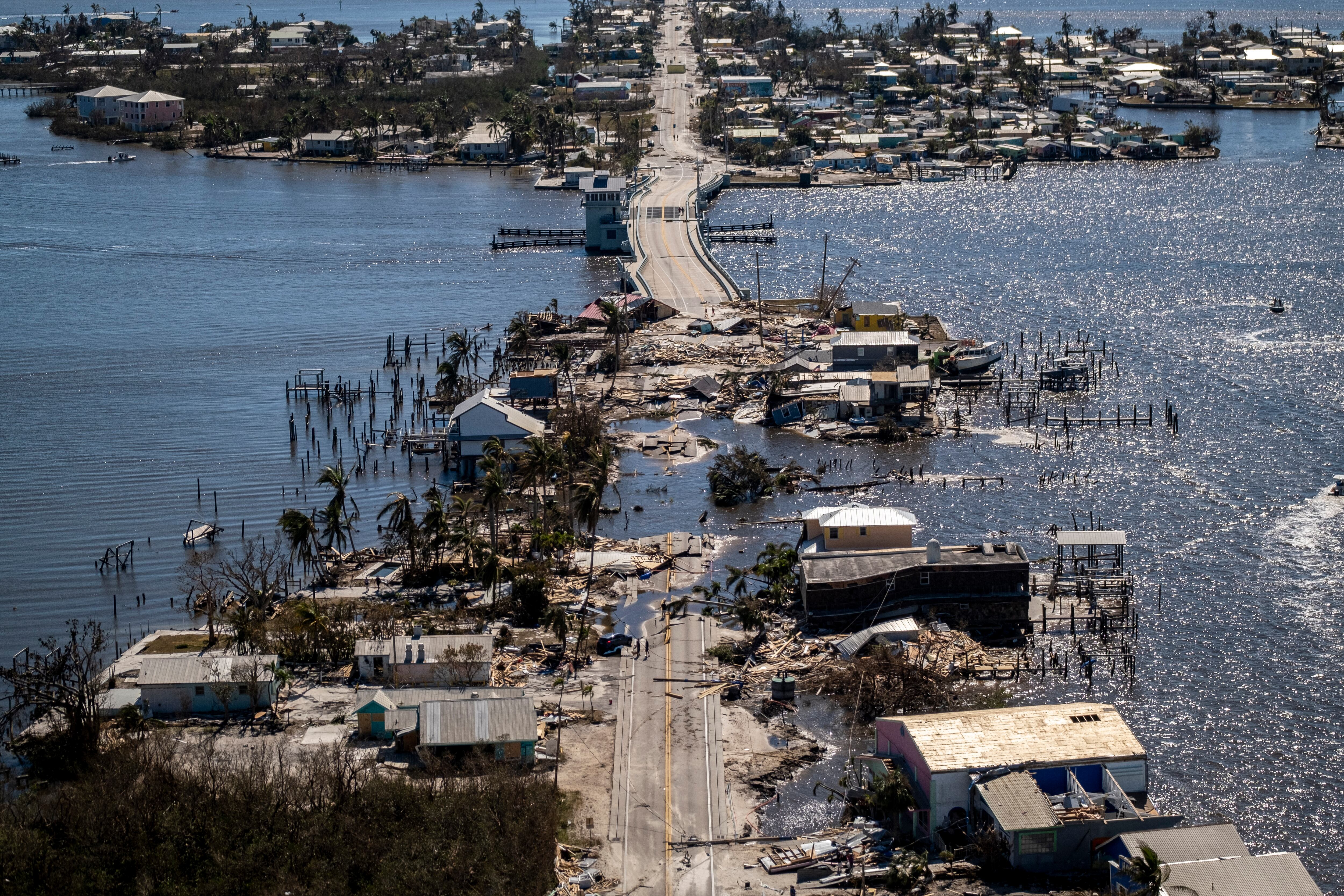 Una fotografía aérea tomada el 30 de septiembre de 2022 muestra el único acceso al barrio de Matlacha destruido tras el huracán Ian en Fort Myers, Florida.(Foto de Ricardo ARDUENGO/AFP).