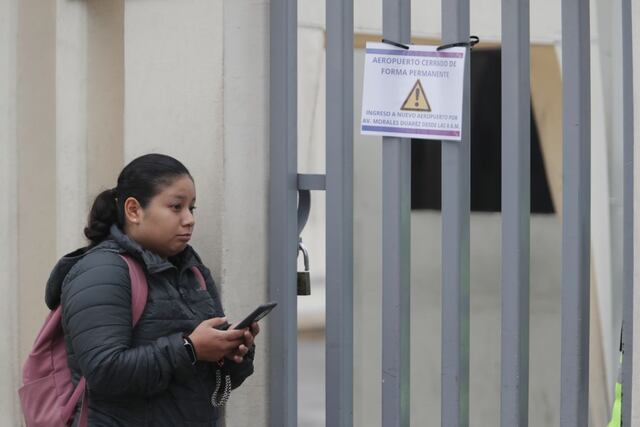 Las instalaciones del antiguo aeropuerto Jorge Chávez amanecieron el domingo cerradas con rejas y resguardadas con policías y personal de seguridad privada | Foto: Julio Reaño/@photo.gec