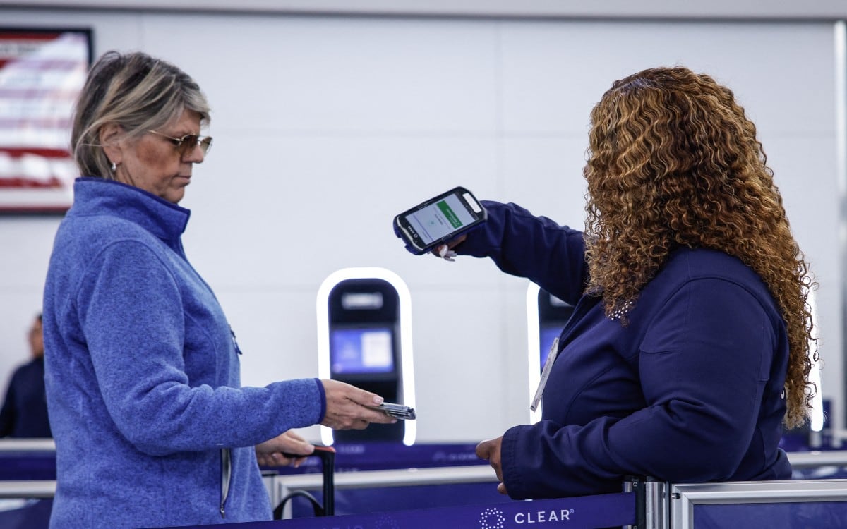 Una migrante venezolana contó en TikTok el mal momento que vivió en un aeropuerto de Houston cuando un agente de la TSA cuestionó la validez de su Real ID. (Foto: KENA BETANCUR / AFP)