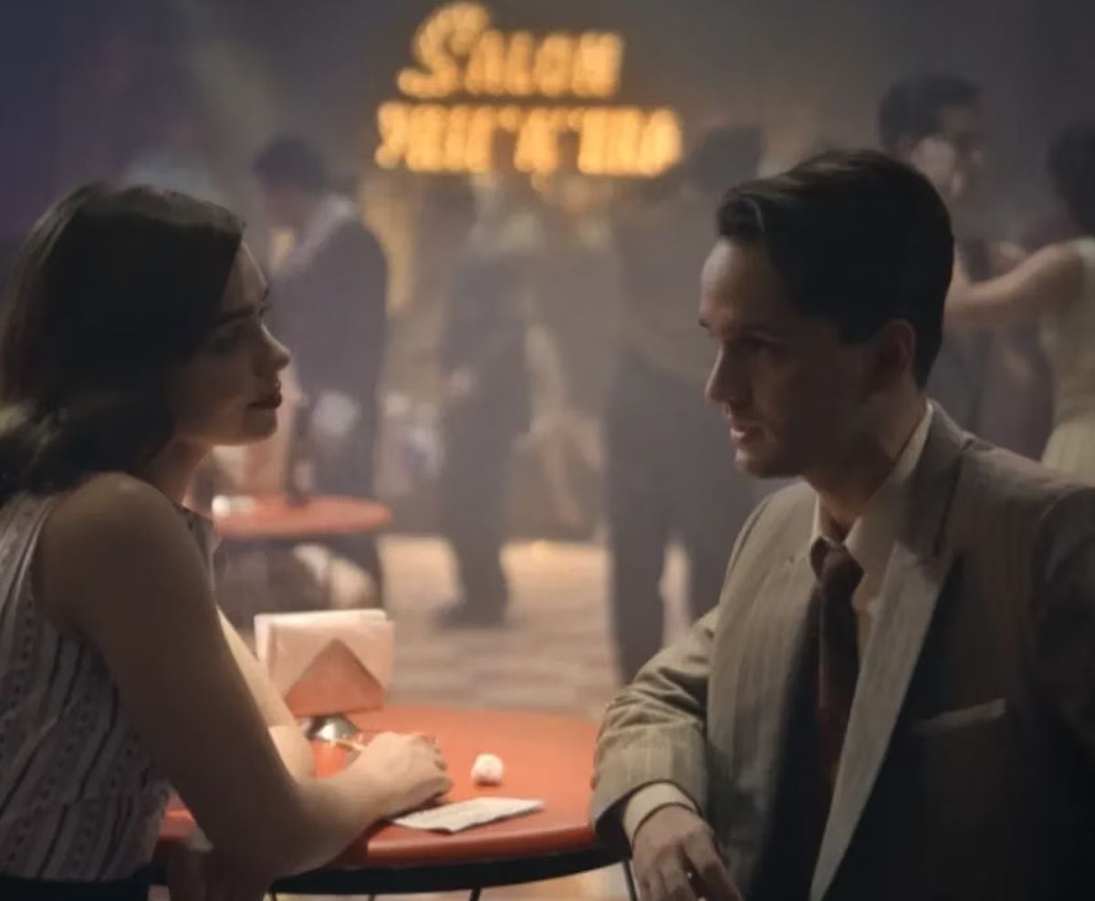 En esta escena de "Chespirito: Sin querer queriendo", vemos a Graciela Fernández y Roberto Gómez Bolaños de jóvenes (Foto: HBO Max)