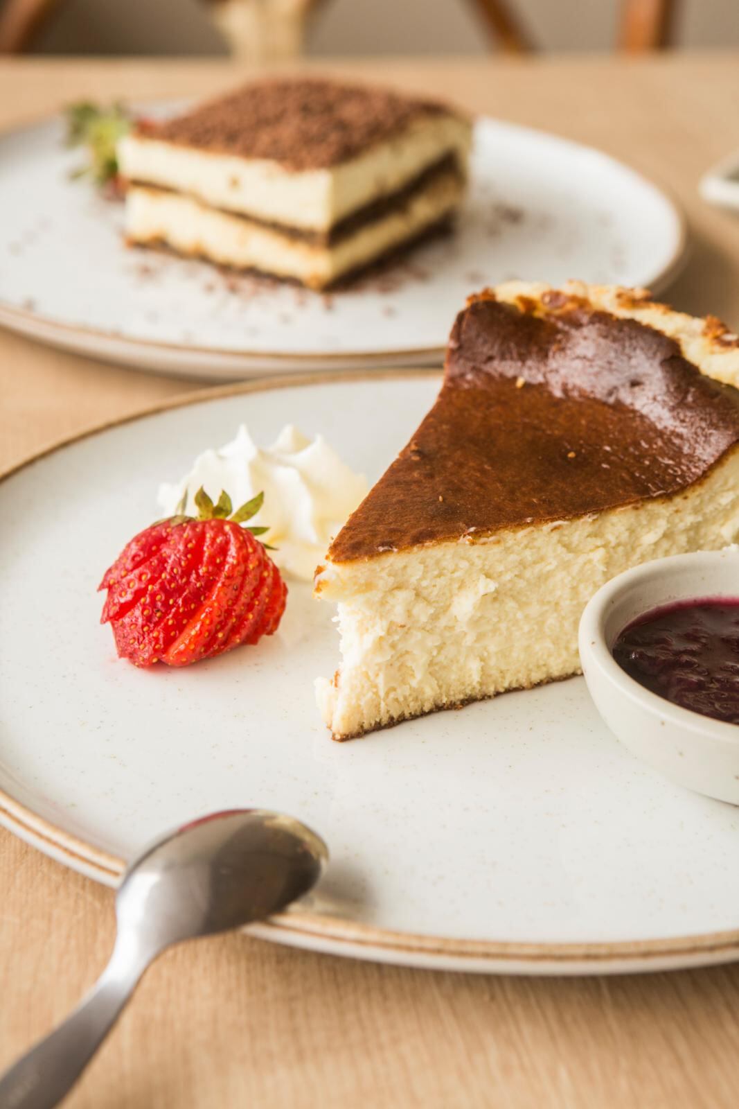 Dos postres infaltables en el menú de este espacio: el tiramisú y la tarta de quesos.