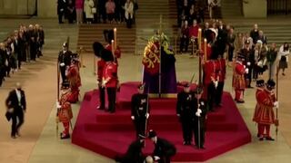 El impactante momento en el que un guardia real se desmaya frente al cajón de la reina Isabel II | VIDEO