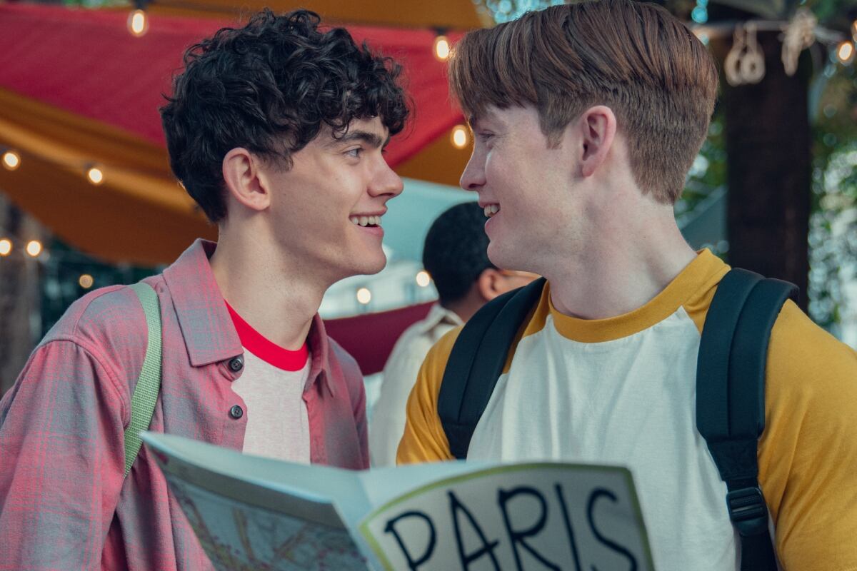Charlie y Nick disfrutando del viaje escolar a París en la segunda temporada de "Heartstopper" (Foto: Netflix)