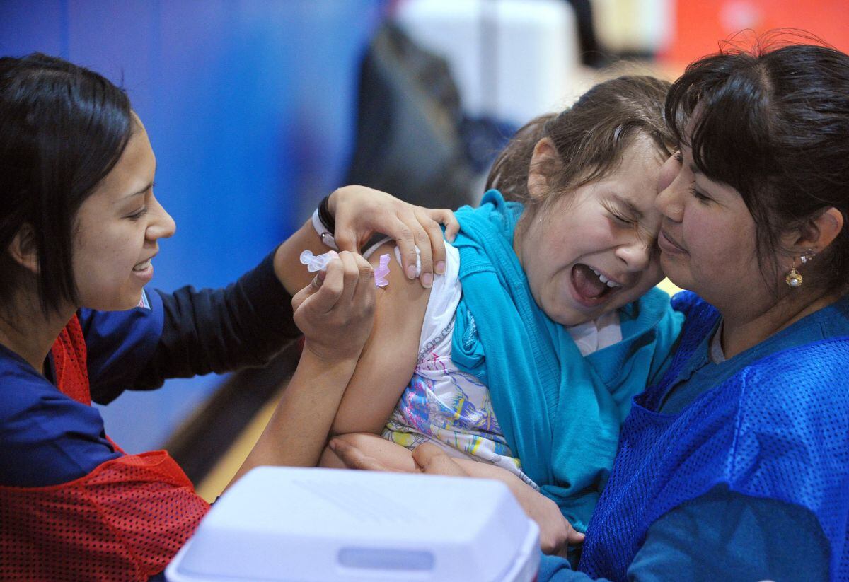 Un estudiante de la Escuela Primaria Carlin Springs recibe la vacuna contra la gripe H1N1 el 7 de enero de 2010 en Arlington, Virginia (Foto: Mandel Ngan / AFP)