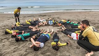 El programa que combina surf y meditación pensado para niños de 9 a 15 años