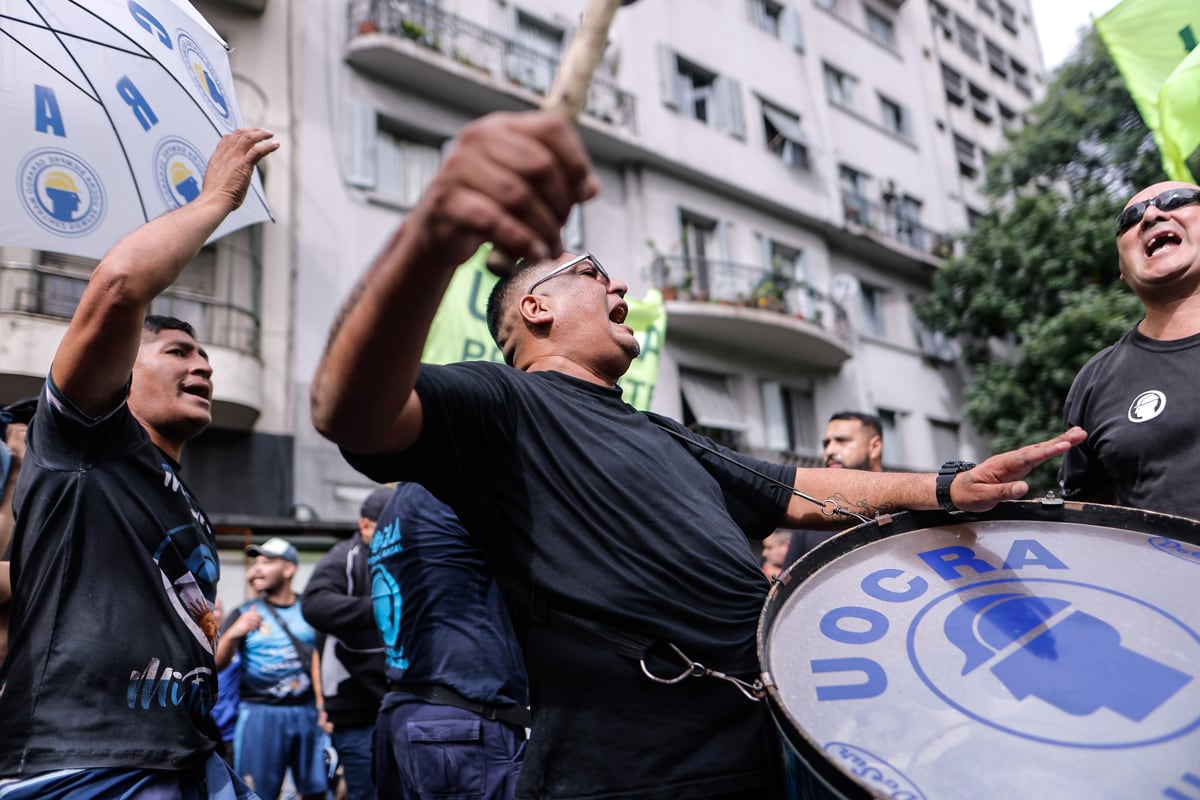 Personas se manifiestan durante una marcha en la plaza del congreso en Buenos Aires, Argentina, 9 de abril de 2025. (Foto de Juan Ignacio Roncoroni / EFE)