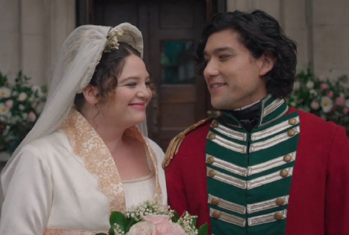 Jessica (Megan Stalter) y Felix (Will Sharpe) en su boda al final de la comedia romántica "Too much", al menos con el vestuario con la protagonista se imagina (Foto: Netflix)