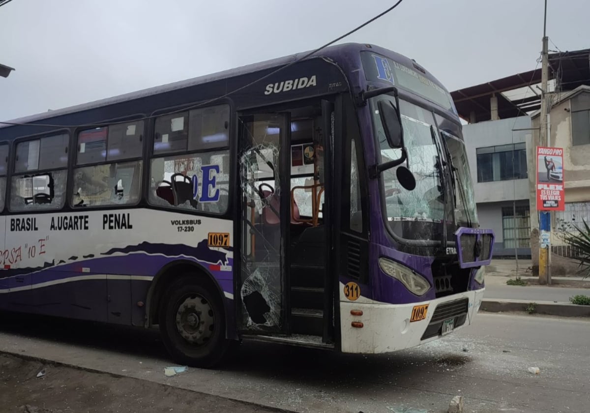 Villa El Salvador: mototaxistas piratas atacaron bus de la Línea 10 E con pasajeros a bordo. (Foto: Villa el Salvador/Facebook)