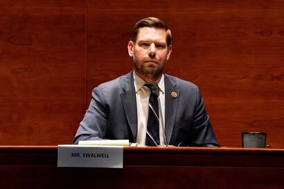 El FBI registra la casa de Eric Swalwell, excongresista que dimitió por acusaciones de agresión sexual