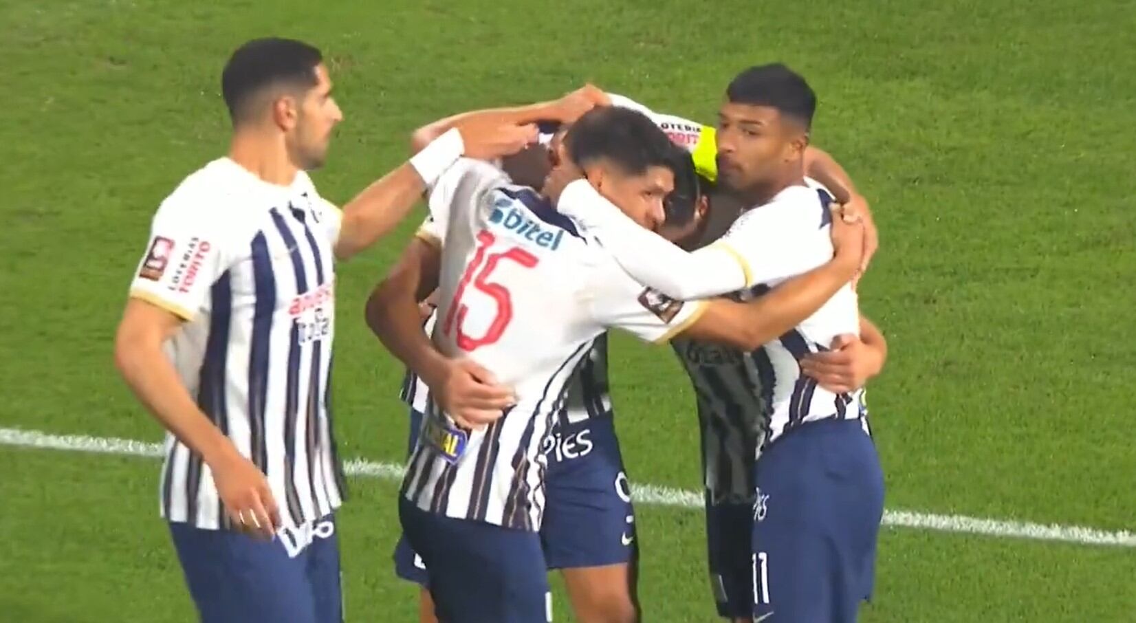 El mediocampista de 32 años no pudo rechazar correctamente el centro de Catriel Cabellos y anotó en propia puerta.