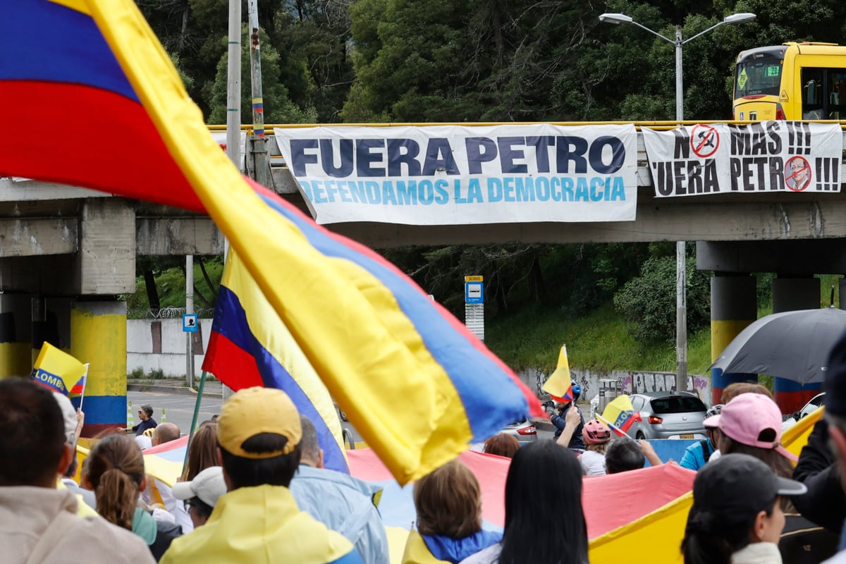 Personas participan en una caminata por la paz y en apoyo al senador Miguel Uribe Turbay, en Bogotá, Colombia, el 8 de junio de 2025. (Foto de Mauricio Dueñas Castañeda / EFE)