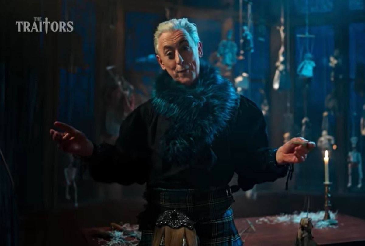 Aquí Alan Cumming en "The Traitors 3" (Foto: Peacock)