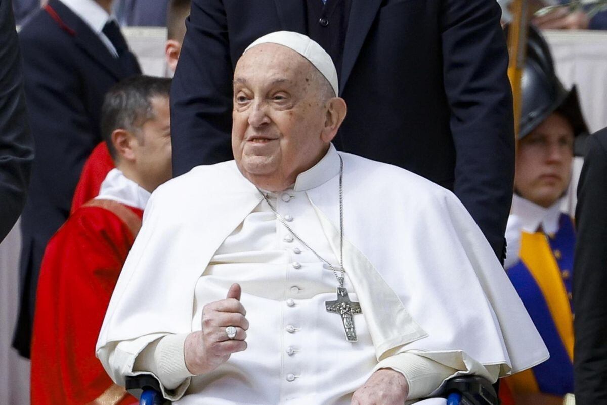 El papa Francisco, que sigue convaleciente por sus problemas de salud, apareció sin que estuviera previsto ante los fieles en la Plaza de San Pedro del Vaticano, al término de la misa del Domingo de Ramos, la celebración que marca el inicio de la Semana Santa. Foto: EFE/FABIO FRUSTACI