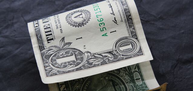 Tiene humedad, está pisoteado y es antiguo: ¿por qué este billete de 1 dólar vale US$5,000?