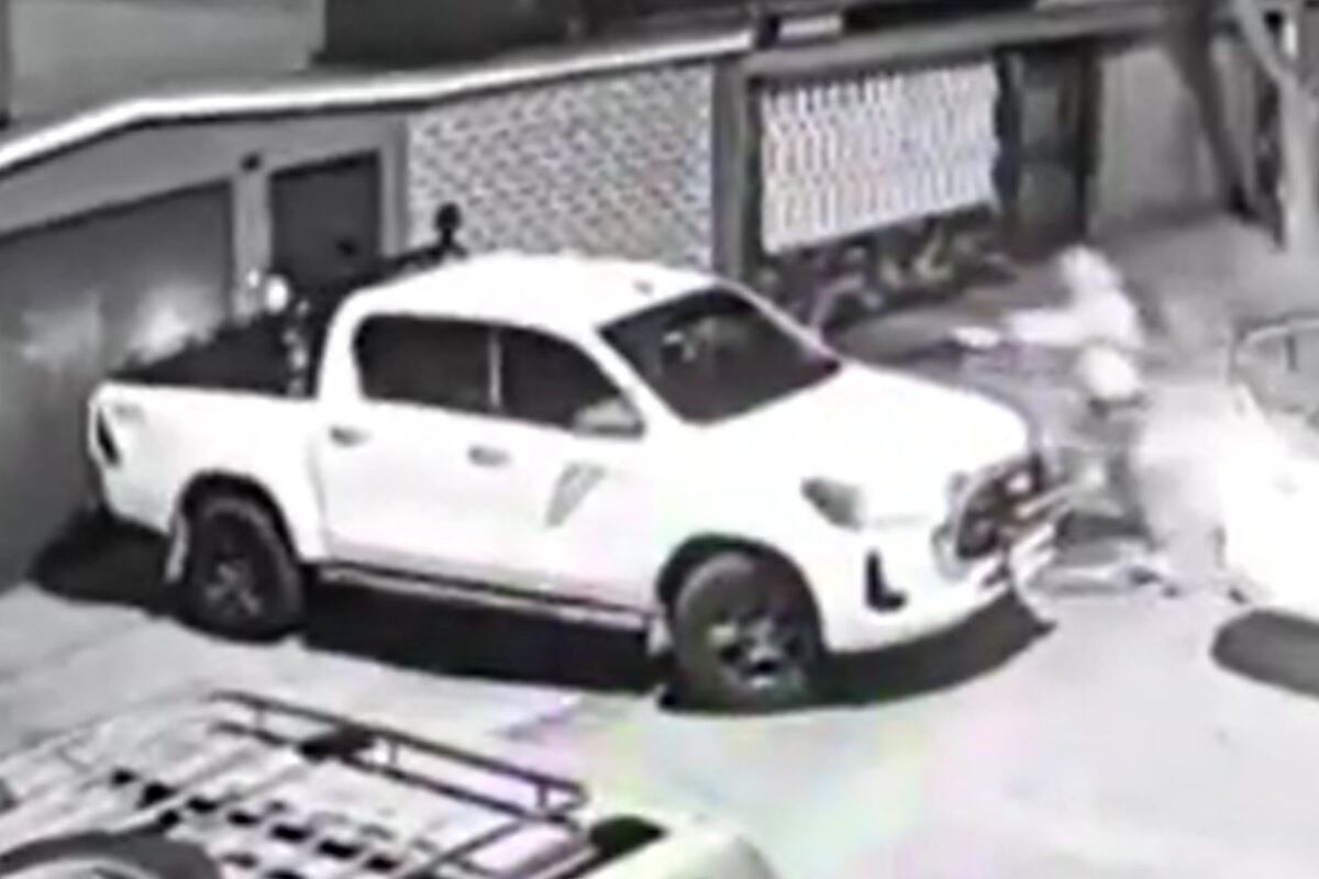 Un expolicía y sus cómplices fueron capturados tras ser acusados de robar camionetas Hilux. (Foto: Captura/América Noticias)
