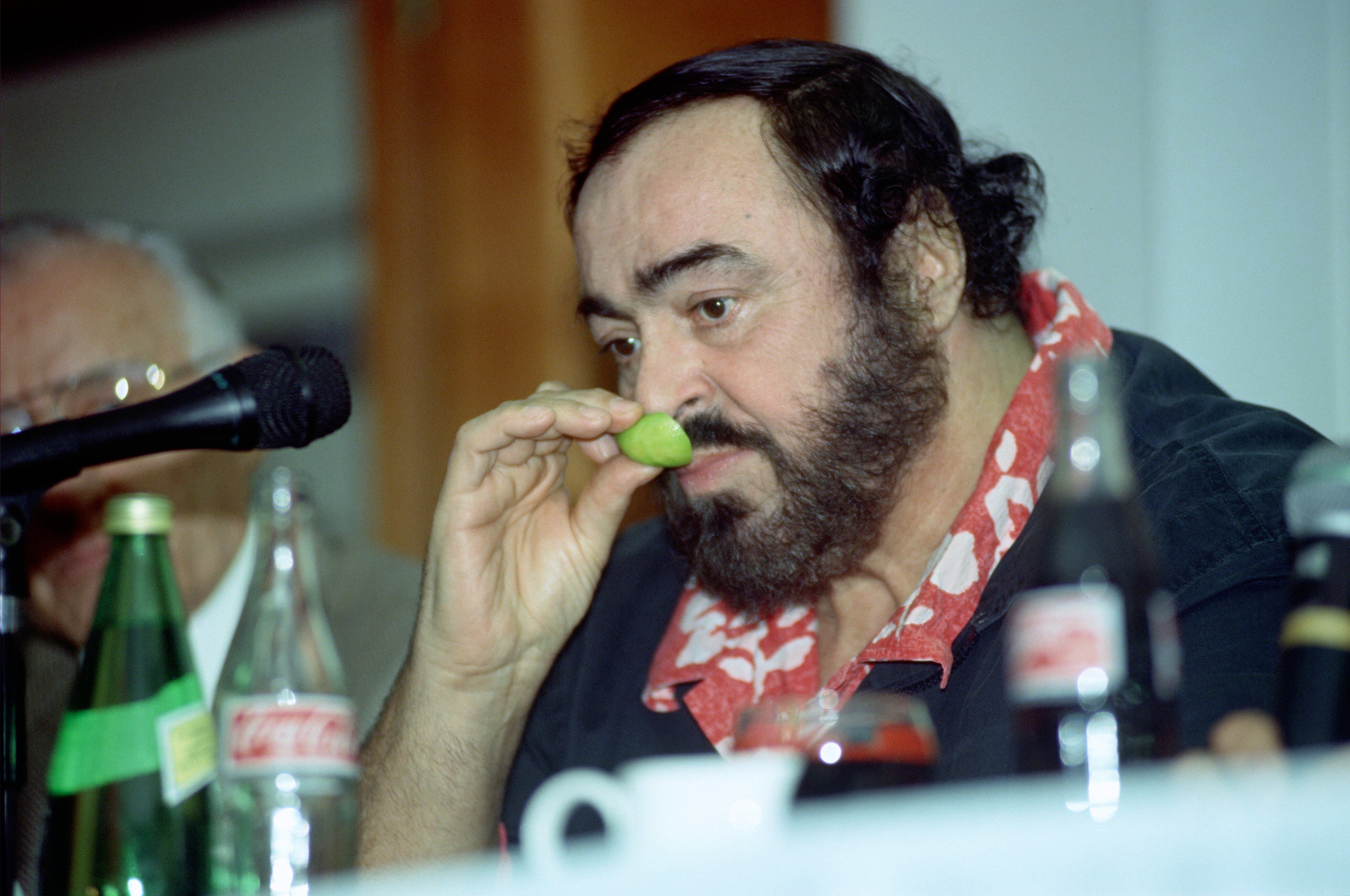 Luciano Pavarotti en su conferencia de prensa con los medios de Perú en 1995.