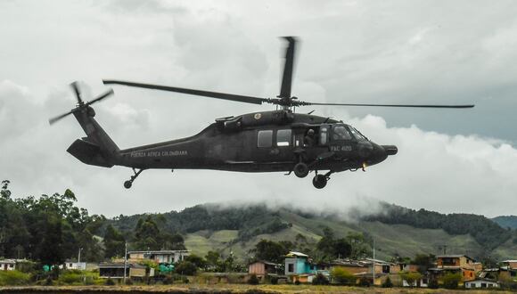 Se ve un helicóptero Black Hawk de la Fuerza Aérea Colombiana. (Foto de JOAQUIN SARMIENTO / AFP / ARCHIVO)