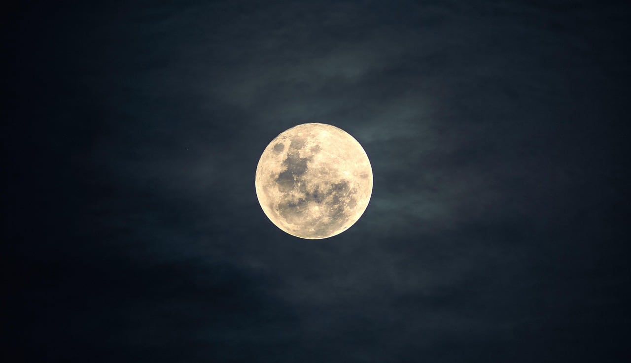 El mes cerrará con la aproximación entre la Luna y Saturno del 26 al 27. (Foto referencial: Pixabay)