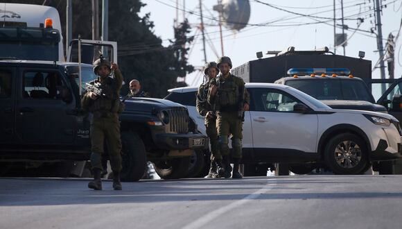 Soldados israelíes cierran el área donde dispararon contra tres palestinos cerca de la ciudad cisjordana de Naplusa, el 25 de julio de 2023. (Foto de EFE/EPA/ALAA BADARNEH)