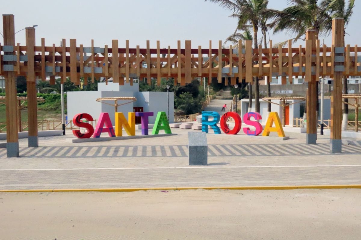 El bulevar de Santa Rosa tiene una extensión aproximada de 800 metros lineales y cuenta con una zona familiar, zona de juegos infantiles.