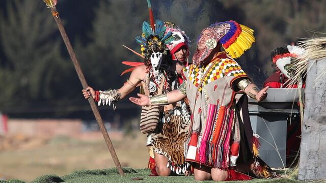 El Inca alza la cabeza y clava una mirada fija a su padre el dios Inti, el Sol. Con voz firme en el idioma de nuestros ancestros le pide unión, alegría, paz para la ciudad y que cese el hambre. (Jorge Cerdán)