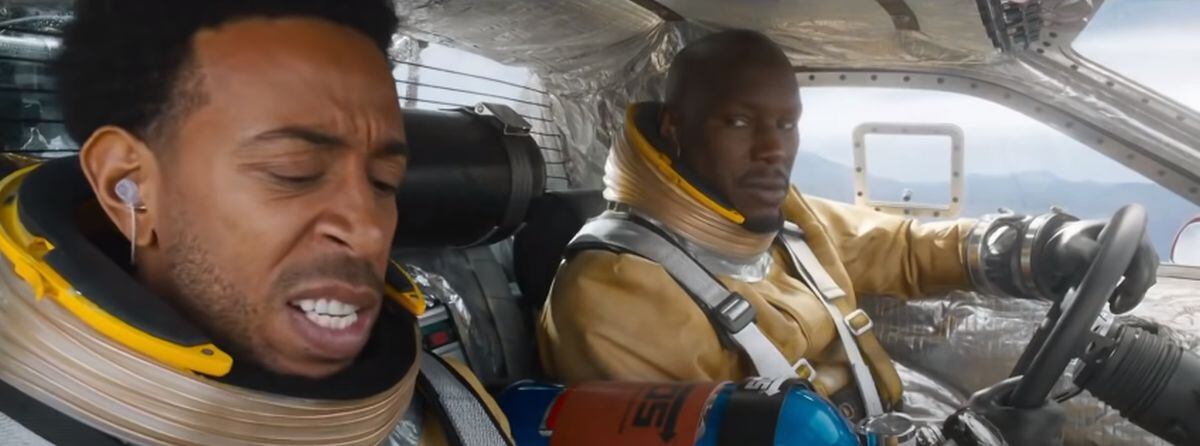 Roman (Tyrese Gibson) y Tej (Ludacris) son llevados a la atmósfera y vuelan lo que parece ser un cohete (Foto: Universal Studios)