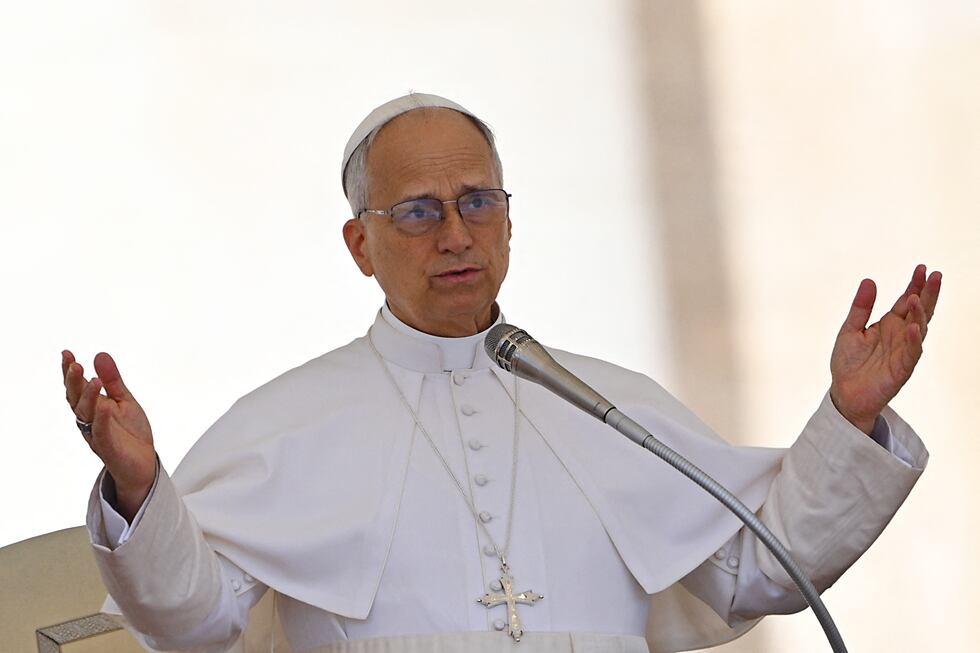El Papa León XIV bendice a la multitud durante la audiencia general semanal en la Plaza de San Pedro del Vaticano el 28 de mayo de 2025. (Foto de Andreas SOLARO / AFP)