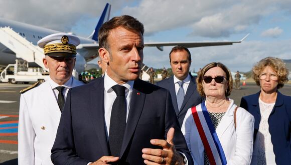 El presidente francés, Emmanuel Macron, habla con la prensa a su llegada al aeropuerto internacional de Numea - La Tontouta, en Numea, territorio francés del Pacífico de Nueva Caledonia, el 23 de mayo de 2024. (Foto de Ludovic MARIN / POOL / AFP)