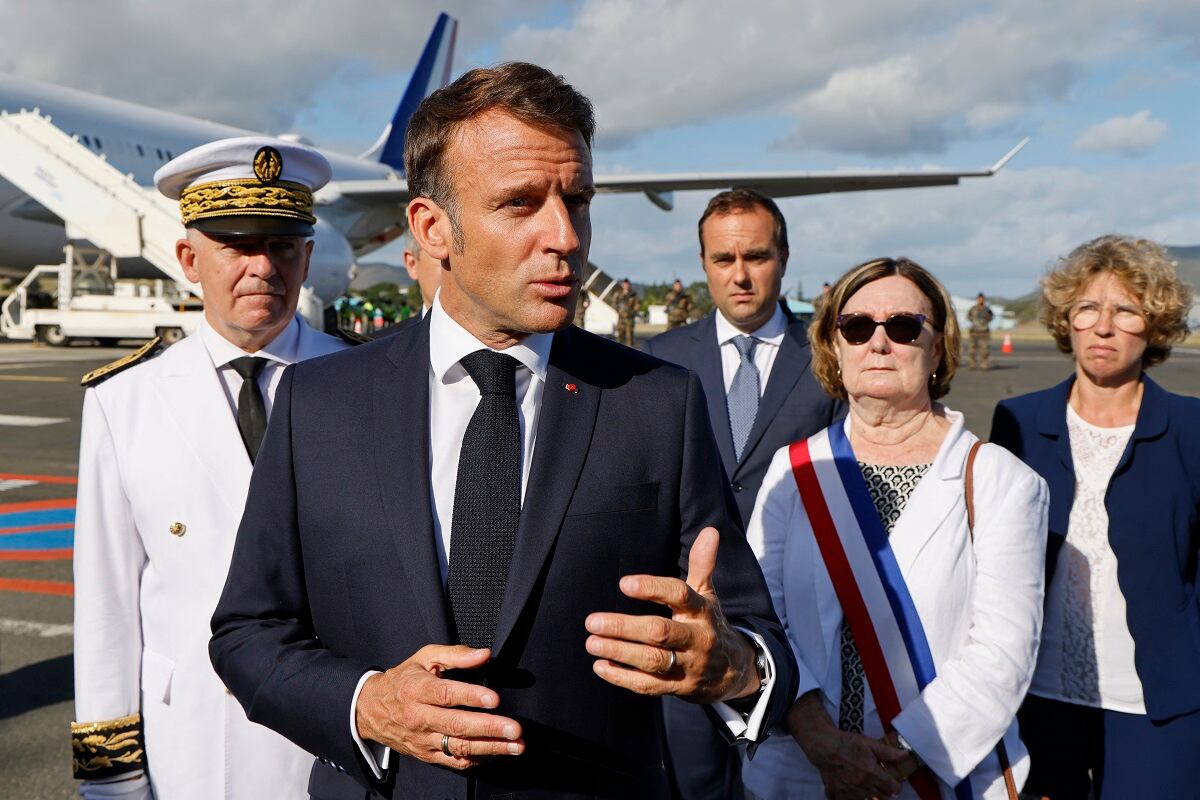 El presidente francés, Emmanuel Macron, habla con la prensa a su llegada al aeropuerto internacional de Numea - La Tontouta, en Numea, territorio francés del Pacífico de Nueva Caledonia, el 23 de mayo de 2024. (Foto de Ludovic MARIN / POOL / AFP)