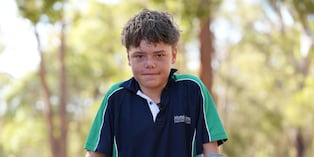 Austin Appelbee posa para una foto en Gidgegannup, Australia, el martes 3 de febrero de 2026, después de que el niño de 13 años nadara durante horas después de que su familia fuera arrastrada por el mar cerca de la costa australiana. (Briana Shepherd/ABC via AP)