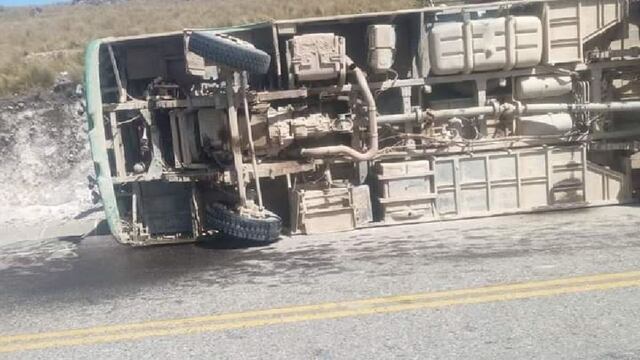 La Libertad: un fallecido y 14 heridos deja vuelco de bus en vía Shorey-Huamachuco