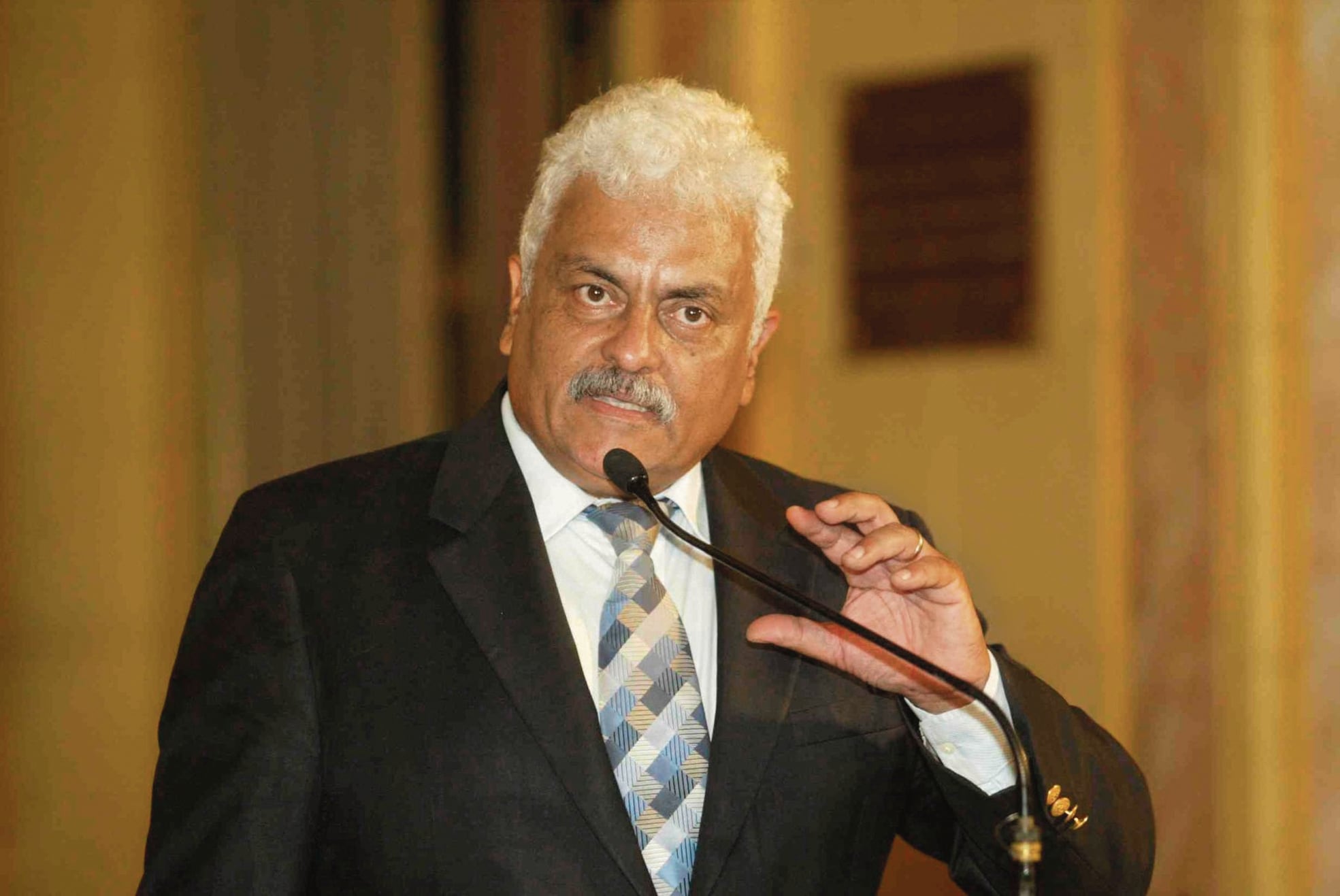 Benedicto Jiménez es un agente de la Policía en situación de retiro, conocido por haber sido miembro del Grupo Especial de Inteligencia (GEIN) y uno de los artífices de la captura del cabecilla de Sendero Luminoso, Abimael Guzmán.