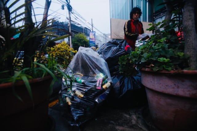Latas de cerveza y envases de alcohol fueron recogidos en las calles de Miraflores. (Foto: @photo.gec)