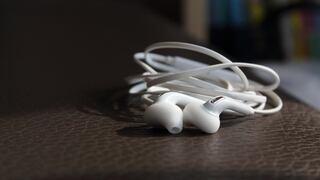 ¿Usas auriculares? Una investigación europea revela la cantidad de materiales nocivos para la salud que hay en ellos